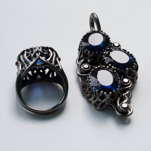 Черные кольцо и подвеска с синими сапфирами