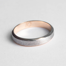 Золотое кольцо с матовой поверхностью и гравировкой